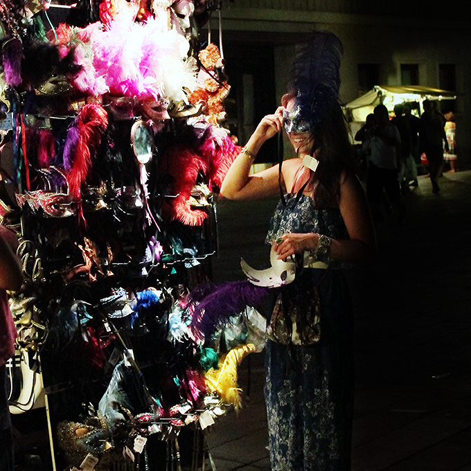 35 - Scegliendo la maschera 2.jpg